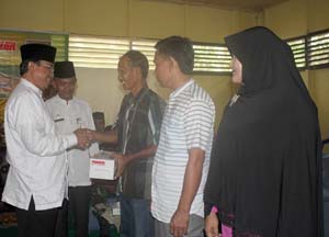  HM Wardan Serahkan Bantuan kepada Kelompok Sosial